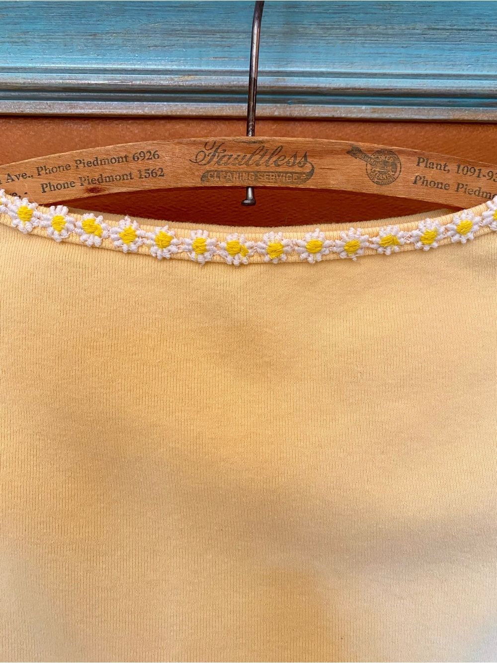 🌼 Yellow Daisy Chain 90s Tank Top - Picture 3 of 6